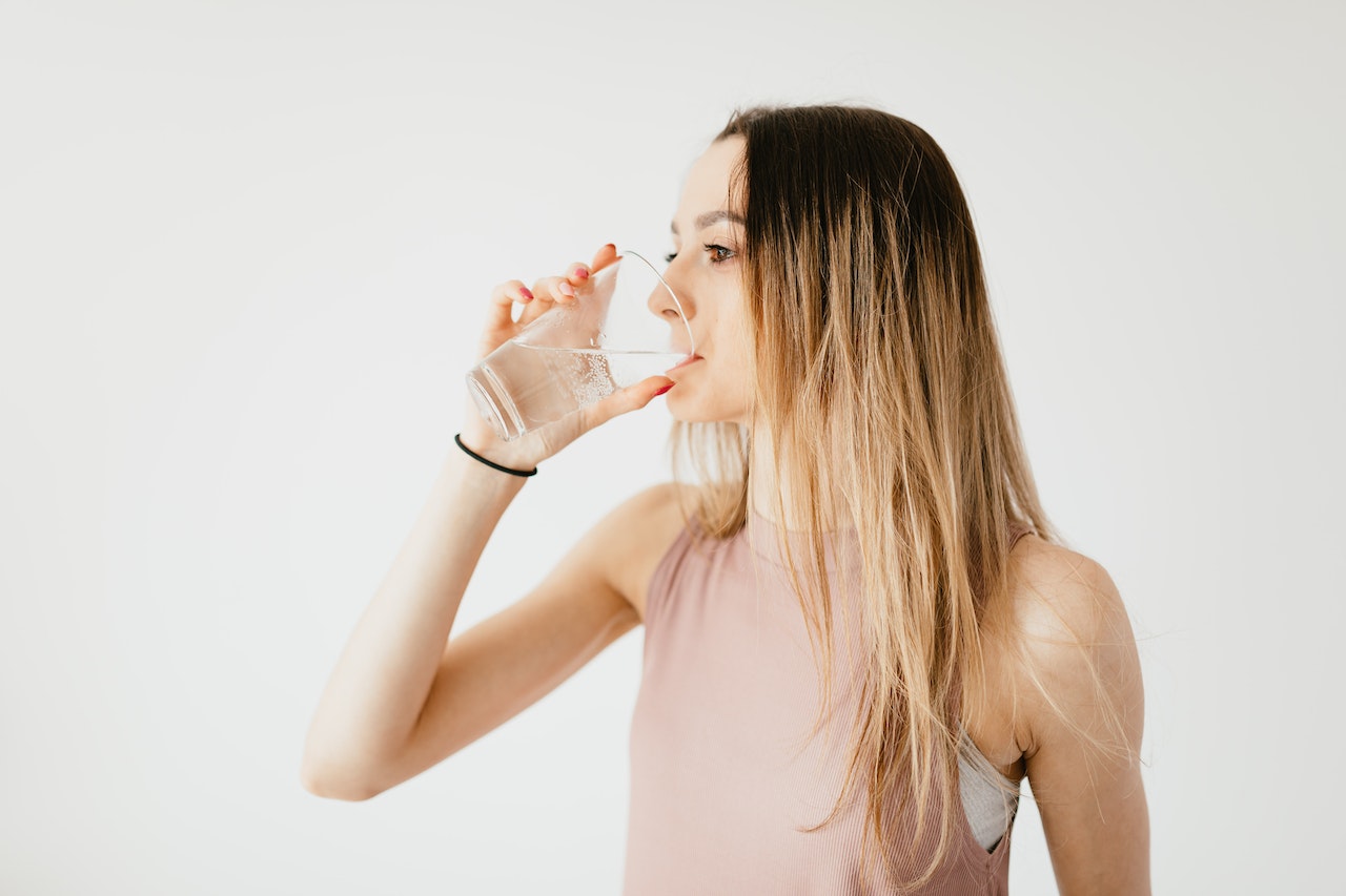 Healthy Perks of Drinking Water First Thing in the Morning